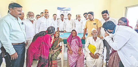 ಅಫಜಲಪುರ ತಾಲೂಕಿನ ಕರಜಗಿ ಪ್ರಾಥಮಿಕ ಆರೋಗ್ಯ ಕೇಂದ್ರದಲ್ಲಿ ಹೈದರಾಬಾದ್​ ಕರ್ನಾಟಕ ಶಿಣ ಸಂಸ್ಥೆಯಿಂದ ಆಯೋಜಿಸಿದ್ದ ಉಚಿತ ನೇತ್ರ ತಪಾಸಣೆ ಶಿಬಿರದಲ್ಲಿ ವೈದ್ಯರು ಜನರು ಕಣ್ಣು ತಪಾಸಣೆ ಮಾಡಿದರು. ಅರುಣಕುಮಾರ ಪಾಟೀಲ್​, ಪ್ರಕಾಶ ಜಮಾದಾರ, ಮಹಾದೇವಗೌಡ ಕರೋಟಿ, ಶಿವಾನಂದ ಗಾಡಿಸಾಹುಕಾರ, ಕೈಲಾಸಯ್ಯ ಹಿರೇಮಠ ಇದ್ದರು.