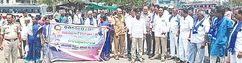 ಆಳಂದನಲ್ಲಿ ಬಸ್​ ನಿಲ್ದಾಣ ಕಾಮಗಾರಿ ಮುಗಿಯುವವರೆಗೂ ಬೇರೆಡೆ ಬಸ್​ ನಿಲುಗಡೆಗೆ ವ್ಯವಸ್ಥೆ ಮಾಡಬೇಕು ಎಂದು ಆಗ್ರಹಿಸಿ ದಲಿತ ಸೇನೆ ಕಾರ್ಯಕರ್ತರು ಬಸ್​ ನಿಲ್ದಾಣ ಎದುರು ಪ್ರತಿಭಟನೆ ನಡೆಸಿದರು. ಬಾಬುರಾವ ಅರುಣೋದಯ, ಮಲ್ಲಿಕಾರ್ಜುನ ಬೋಳಣಿ, ಸದಾಶಿವ ಕುಮ್ಮ, ಲ್ಮಣ ಮೆಲ್ಕೇರಿ ಇತರರಿದ್ದರು.