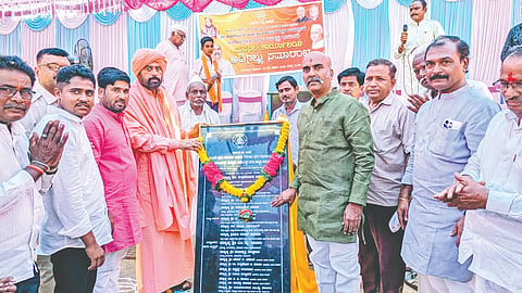 ಅಫಜಲಪುರ ತಾಲೂಕಿನ ಗೌಡಗಾಂವ್​ದಲ್ಲಿ ಧಾರ್ಮಿಕ ದತ್ತಿ ಇಲಾಖೆಯಿಂದ ಗುರುವಾರ ಮಲ್ಲಿಕಾರ್ಜುನ ಹಾಗೂ ಶರಣಬಸವೇಶ್ವರ ದೇವಸ್ಥಾನಗಳ ಜೀಣೋರ್ದ್ಧಾರಕ್ಕೆ ಕೆಕೆಆರ್​ಟಿಸಿ ಅಧ್ಯ ಅರುಣಕುಮಾರ ಪಾಟೀಲ್​ ಚಾಲನೆ ನೀಡಿದರು. ಶ್ರೀ ಡಾ.ಚನ್ನಮಲ್ಲ ಶಿವಯೋಗಿ ಶಿವಾಚಾರ್ಯ, ರಾಜುಗೌಡ ಪಾಟೀಲ್​ ಇದ್ದರು.