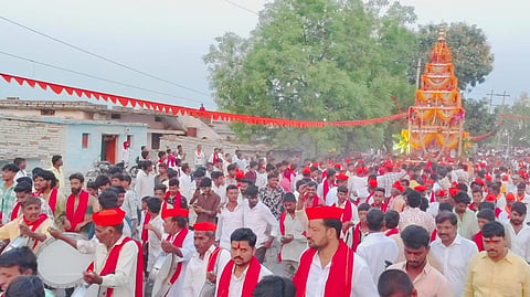  ಚಿಂಚೋಳಿ ತಾಲೂಕಿನ ಕಲ್ಲೂರ ರೋಡ್​ ಗ್ರಾಮದಲ್ಲಿ ಬುಧವಾರ ಶ್ರೀ ವೀರಭದ್ರೇಶ್ವರ ದೇವರ ಮಹಾ ರಥೋತ್ಸವ ಜರುಗಿತು.