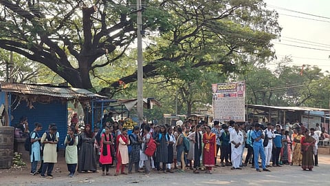 ಬೇವೂರಿನಲ್ಲಿ ಬಸ್​ಗಾಗಿ ಕಾಯುತ್ತಿರುವ ವಿದ್ಯಾರ್ಥಿಗಳು.
