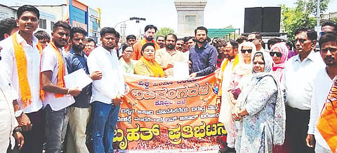 ಲವ್ ಜಿಹಾದ್ ವಿರೋಧಿಸಿ ವಿಶ್ವ ಹಿಂದೂ ಪರಿಷತ್ ಮತ್ತು ಬಜರಂಗದಳ ಕಾರ್ಯಕರ್ತರು ಕೊಪ್ಪಳದ ಅಶೋಕ ವೃತ್ತದಲ್ಲಿ ಎಡಿಸಿ ಸಿದ್ರಾಮೇಶ್ವರಗೆ ಮನವಿ ಸಲ್ಲಿಸಿದರು. ಬಜರಂಗದಳ ಪ್ರಾಂತ ವ್ಯವಸ್ಥಾಪಕ ಪುಂಡಲಿಕ ದಳವಾಯಿ, ಜಿಲ್ಲಾಧ್ಯಕ್ಷ ಸಂಗಮೇಶ ಹಿರೇಮಠ, ಜಿಲ್ಲಾ ಸಂಚಾಲಕ ಅರುಣ್ ಹೂಗಾರ, ಪ್ರಮುಖರಾದ ಸುಮಂಗಲಾ ಹಿರೇಮಠ, ಸಿದ್ದು ಭಗತ್ ಇತರರಿದ್ದರು.