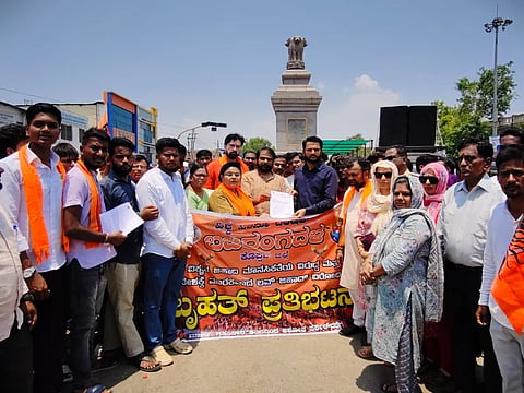 ಕೊಪ್ಪಳದ ಅಶೋಕ ವೃತ್ತದಲ್ಲಿ ಸಮಾಜ ವಿರೋಧಿ ಚಟುವಟಿಕೆಗಳು ಹಾಗೂ ಲವ್​ ಜಿಹಾದ್​ ಸಮಸ್ಯೆಗಳನ್ನು ಮಾಡುವವರ ಮೇಲೆ ಕಠಿಣ ಕ್ರಮ ಕೈಗೊಳ್ಳುವಂತೆ ಆಗ್ರಹಿಸಿ ಎಡಿಸಿ ಸಿದ್ರಾಮೇಶ್ವರ ಅವರಿಗೆ ಮನವಿ ಸಲ್ಲಿಸಿದರು. ಬಜರಂಗದಳದ ಪ್ರಾಂತ ವ್ಯವಸ್ಥಾಪಕ ಪುಂಡಲಿಕ ದಳವಾಯಿ, ಜಿಲ್ಲಾಧ್ಯಕ್ಷ ಸಂಗಮೇಶ ಹಿರೇಮಠ, ಜಿಲ್ಲಾ ಸಂಚಾಲಕ ಅರುಣ್​ ಹೂಗಾರ, ಪ್ರಮೂಖರಾದ ಸುಮಂಗಲ ಹಿರೇಮಠ, ಸಿದ್ದು ಭಗತ್​ ಇತರರಿದ್ದರು.