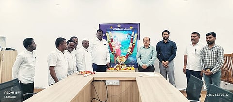 ಮಹರ್ಷಿ ಭಗೀರತ ಭಾವಚಿತ್ರಕ್ಕೆ  ಶಾಸಕ ರಾಘವೇಂದ್ರ ಹಿಟ್ನಾಳ ಹಾಗೂ ಡಿಸಿ ಡಾ. ಸುರೇಶ ಬಿ. ಇಟ್ನಾಳ ಅವರು ಪುಷ್ಪನಮನ ಸಲ್ಲಿಸಿದರು. ಜಿಲ್ಲಾಧಿಕಾರಿ ಸಿದ್ರಾಮೇಶ್ವರ, ಕನ್ನಡ ಮತ್ತು ಸಂಸತಿ ಇಲಾಖೆ ಸಹಾಯಕ ನಿರ್ದೆಶಕ ಕರ್ಣಕುಮಾರ ಕೊಪ್ಪಳ ಜಿಲ್ಲಾ ಭಗೀರಥ ಸಮುದಾಯದ ಅಧ್ಯಕ್ಷ ಯಲ್ಲಪ್ಪ ಗದ್ದಿ, ಜಿಲ್ಲಾ ಪ್ರಧಾನ ಕಾರ್ಯದರ್ಶಿ ವೆಂಕಟೇಶ,ಪದಾಧಿಕಾರಿಗಳಾದ ನಾಗರಾಜ, ಹನುಮಂತಪ್ಪ ಬೆಣಕಲ್​ ಇದ್ದರು.