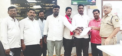 ಭಾರತ ವಿದ್ಯಾರ್ಥಿ ಫೆಡರೇಷನ್ ಜಿಲ್ಲಾ ಸಮಿತಿಯಿಂದ ಕೊಪ್ಪಳದಲ್ಲಿ ಎಸ್ಪಿ ಡಾ. ರಾಮ್ ಎಲ್. ಅರಸಿದ್ದಿಗೆ ಗುರುವಾರ ಮನವಿ ಸಲ್ಲಿಸಲಾಯಿತು. ಎಸ್‌ಎಫ್‌ಐ ಜಿಲ್ಲಾಧ್ಯಕ್ಷ ಶಿವಕುವಾರ್, ಕಾರ್ಯದರ್ಶಿ ಬಾಲಾಜಿ, ಪದಾಧಿಕಾರಿಗಳಾದ ಹುಸೇನಪ್ಪ ಕೆ., ಬಾಳಪ್ಪ ಹುಲಿಹೈದರ, ರಮೇಶ್ ಬಿ. ಬಸವರಾಜ ಗೋನಾಳ ಇತರರಿದ್ದರು.