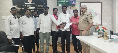 ಯುವತಿಗೆ ಮದುವೆಯಾಗುವುದಾಗಿ ನಂಬಿಸಿ ಲೈಂಗಿಕ ದೌರ್ಜನ್ಯ ನಡೆಸಿ ಮೋಸ ಮಾಡಿದ ಶಿಕ್ಷಕ ಬಸವರಾಜ ಕಟ್ಟಿಮನಿಯನ್ನು ತಕ್ಷಣ ಬಂಧಿಸಬೇಕೆಂದು ಭಾರತ ವಿದ್ಯಾರ್ಥಿ ಫೆಡರೇಷನ್​ ಜಿಲ್ಲಾ ಸಮಿತಿ ಒತ್ತಾಯಿಸಿ ಎಸ್ಪಿ ಡಾ. ರಾಮ್​. ಎಲ್​. ಅರಸಿದ್ದಿಗೆ ಮನವಿ ಸಲ್ಲಿಸಲಾಯಿತು. ಎಸ್​.ಎಫ್​.ಐ. ಜಿಲ್ಲಾಧ್ಯಕ್ಷ ಶಿವಕುಮಾರ್​, ಕಾರ್ಯದರ್ಶಿ ಬಾಲಾಜಿ, ಪದಾಧಿಕಾರಿಗಳಾದ ಹುಸೇನಪ್ಪ ಕೆ., ಬಾಳಪ್ಪ ಹುಲಿಹೈದರ, ರಮೇಶ್​ ಬಿ. ಬಸವರಾಜ ಗೋನಾಳ ಇತರರಿದ್ದರು.