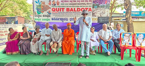 ಕೊಪ್ಪಳದಲ್ಲಿ ಕೈಗಾರಿಕೆಗಳ ವಿಸ್ತರಣೆ ವಿರೋಧಿ ಹೋರಾಟದಲ್ಲಿ ಗುರುವಾರ ಸಾಹಿತಿ ಕುಂ.ವೀರಭದ್ರಪ್ಪ ಮಾತನಾಡಿದರು. ಪ್ರಮುಖರಾದ ಶ್ರೀ ಕೋರಣೇಶ್ವರ ಸ್ವಾಮೀಜಿ, ಡಾ.ಪ್ರತಾಪ ಸಿಂಗ್​ ತಿವಾರಿ, ಎಸ್​.ಎಲ್​. ಮಾಲಿಪಾಟೀಲ್​, ಎಚ್​.ಎಸ್​. ಪಾಟೀಲ್​ ಇದ್ದರು.