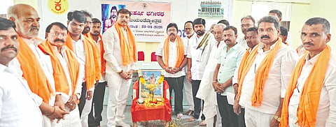 ಸುರಪುರ ತಹಸಿಲ್​ ಕಚೇರಿಯಲ್ಲಿ ಗುರುವಾರ ಭಗೀರಥ ಜಯಂತಿ ಆಚರಿಸಲಾಯಿತು. ಶಾಸಕ ರಾಜಾ ವೇಣುಗೋಪಾಲ ನಾಯಕ, ತಹಸೀಲ್ದಾರ್​ ಎಚ್​.ಎ.ಸರಕಾವಸ್​, ಟಿಎಚ್​ಒ ಆರ್​.ವಿ.ನಾಯಕ ಇತರರಿದ್ದರು