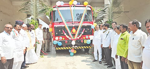 ಸುರಪುರ ಅಗ್ನಿಶಾಮಕ ಠಾಣೆಯಲ್ಲಿ ಗುರುವಾರ ಶಾಸಕ ರಾಜಾ ವೇಣುಗೋಪಾಲ ನಾಯಕ ಅವರು ನೂತನ ಅಗ್ನಿಶಾಮಕ ವಾಹನಕ್ಕೆ ಚಾಲನೆ ನೀಡಿದರು. ನಿಂಗರಾಜ ಬಾಚಿಮಟ್ಟಿ, ಮಲ್ಲಣ್ಣ ಸಾಹುಕಾರ ಮುಧೋಳ, ರಮೇಶ ದೊರೆ ಆಲ್ದಾಳ, ಅಬ್ದುಲ್​ ಗಫಾರ್​ ನಗನೂರಿ, ಶಕೀಲ್​ ಅಹ್ಮದ್​ ಇತರರಿದ್ದರು.