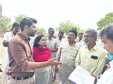 ಆಳಂದ ದೇಶಮುಖ ಕಾಲನಿಯಲ್ಲಿ ಕೇಂದ್ರ ಪುರಸತ ಅಮೃತ 2.0 ಯೋಜನೆಯ ಪ್ರಗತಿಯನ್ನು ಜಿಲ್ಲಾಧಿಕಾರಿ ಮಹಮ್ಮದ್​ ಇಕ್ರಮುಲ್ಲಾ ಶರೀಫ್​ ಪರಿಶೀಲಿಸಿದರು. ಆರ್​.ಕೆ.ಪಾಟೀಲ್​, ಸಾಹಿತ್ಯಾ ಆಲದಕಟ್ಟಿ, ಸಂಜಯಕುಮಾರ ಇತರರಿದ್ದರು.