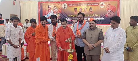 ಚಿಂಚೋಳಿಯಲ್ಲಿ ಹಮ್ಮಿಕೊಂಡಿದ್ದ ಶರಣರ ಸಮಾಗಮ ಕಾರ್ಯಕ್ರಮವನ್ನು ಹಾರಕೂಡದ ಶ್ರೀ ಡಾ.ಚನ್ನವಿರ ಶಿವಾಚಾರ್ಯರು ಉದ್ಘಾಟಿಸಿದರು. ಶ್ರೀ ಶಿವಕುಮಾರ ಶಿವಾಚಾರ್ಯ, ಶ್ರೀ ಪ್ರಭುದೇವರು ಖಟ್ವಾಂಗೇಶ್ವರ ಸ್ವಾಮೀಜಿ, ಶಾಸಕ ಡಾ.ಅವಿನಾಶ ಜಾಧವ್​, ಮಾಜಿ ಶಾಸಕ ರಾಜಕುಮಾರ ಪಾಟೀಲ್​, ಕೆಪಿಸಿಸಿ ಉಪಾಧ್ಯ ಸುಭಾಷ ರಾಠೋಡ್​, ವಿರೇಶ ಯಂಪಳ್ಳಿ ಇತರರಿದ್ದರು.