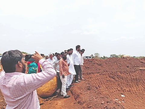 ಚಿಂಚೋಳಿ ತಾಲೂಕಿನ ಚಂದು ನಾಯಕ ತಾಂಡಾ ಬಳಿಯ ಪಟ್ಟಾ ಜಮೀನಿಗೆ ಶಾಸಕ ಡಾ.ಅವಿನಾಶ ಜಾಧವ್​ ಭೇಟಿ ನೀಡಿ ಅಕ್ರಮ ಕೆಂಪು ಮಣ್ಣು ಸಾಗಿಸುವ ಸ್ಥಳ ಪರಿಶೀಲಿಸಿದರು. ವಿಜಯಕುಮಾರ ಚೆಂಗಟಾ, ಅಶೋಕ ಚವ್ಹಾಣ್​, ರಾಮರೆಡ್ಡಿ ಪಾಟೀಲ್​, ಗಿರಿರಾಜ ನಾಟೀಕಾರ, ಅಭಿಷೇಕ ಮಲಕನೂರ ಇತರರಿದ್ದರು.