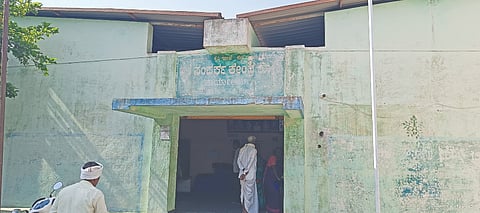 ಮಿರಿಯಾಣದಲ್ಲಿ ನೀರಿನ ಸಮಸ್ಯೆಗೆ ಪರಿಹಾರ ಕಲ್ಪಿಸಬೇಕು, ಚಿಂಚೋಳಿ ಬರಪೀಡಿತ ತಾಲೂಕು ಘೋಷಿಸಬೇಕು ಎಂಬುದು ಸೇರಿ ವಿವಿಧ ಬೇಡಿಕೆ ಈಡೇರಿಕೆಗೆ ಒತ್ತಾಯಿಸಿ ಮಿರಿಯಾಣದಲ್ಲಿ ಚಿಂಚೋಳಿ- ತಾಂಡೂರ ಹೆದ್ದಾರಿಯಲ್ಲಿ ಸಂಚಾರ ತಡೆದು ಕರ್ನಾಟಕ ಪ್ರಾಂತ ರೈತ ಸಂಘದಿಂದ ಪ್ರತಿಭಟನೆ ನಡೆಸಿ ತಾಪಂ ಸಿಬ್ಬಂದಿಗೆ ಮನವಿಪತ್ರ ಸಲ್ಲಿಸಲಾಯಿತು. ಶರಣಬಸಪ್ಪ ಮಮಶೆಟ್ಟಿ, ಜಾಫರ್​ಖಾನ್​ ಮಿರಿಯಾಣ, ರತ್ನಮ್ಮ, ಬಸಮ್ಮ, ಅನಿತಾ ಇತರರಿದ್ದರು.