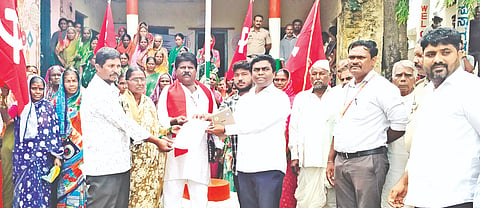 ಬರಪೀಡಿತ ಜಿಲ್ಲೆ ಘೋಷಿಸಿ, ಬರ ಕಾಮಗಾರಿ ಆರಂಭಿಸಬೇಕು ಎಂದು ಒತ್ತಾಯಿಸಿ ಮಹಾಗಾಂವ್​ ಗ್ರಾಪಂ ಎದುರುಗಡೆ ಭಾರತ ಕಮ್ಯುನಿಷ್ಟ್​ ಪಕ್ಷದಿಂದ ಪ್ರತಿಭಟನೆ ನಡೆಸಿ ತಾಪಂ ಇಒಗೆ ಮನವಿಪತ್ರ ಸಲ್ಲಿಸಲಾಯಿತು. ಮಹಿಬೂಬ್​ ಶಾಹ, ಹಣಮಂತ ಚಂದ್ರನಗರ, ಮಂಜುನಾಥ ಶಿಂಧೆ, ನರೇಶ ಹರಸೂರಕರ ಇತರರಿದ್ದರು.