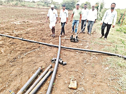 ಕಮಲಾಪುರ ತಾಲೂಕಿನ ಮಹಾಗಾಂವ್​ ಕ್ರಾಸ್​ ಸಮೀಪದ ತೋಟಕ್ಕೆ ಪೊಲೀಸ್​ ಸಿಬ್ಬಂದಿ ಭೇಟಿ ನೀಡಿ ಕೃಷಿ ಪರಿಕರಗಳ ಕಳ್ಳತನದ ಬಗ್ಗೆ ಮಾಹಿತಿ ಪಡೆದರು.