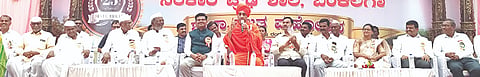 ಅಫಜಲಪುರ ತಾಲೂಕಿನ ಬಂಕಲಗಾದಲ್ಲಿ ಹಮ್ಮಿಕೊಂಡಿದ್ದ ರಜತ ಮಹೋತ್ಸವ ಸಮಾರಂಭದಲ್ಲಿ ಶ್ರೀ ವಿಶ್ವಾರಾಧ್ಯ ಮಳೇಂದ್ರ ಶಿವಾಚಾರ್ಯರು ಮಾತನಾಡಿದರು. ಸಂತೋಷಕುಮಾರ ಪಾಟೀಲ್​, ರಾಜಕುಮಾರ ಜಾಮಗೊಂಡ, ಪ್ರತಿಭಾ ಪ್ರಿಯದರ್ಶಿನಿ, ಆರ್​.ಎಂ.ಪಾಟೋಳಿ ಇತರರಿದ್ದರು.