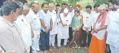 ಆಳಂದನಲ್ಲಿ ರಸ್ತೆ ನಿರ್ಮಾಣ ಕಾಮಗಾರಿಗೆ ಶಾಸಕ ಬಿ.ಆರ್​.ಪಾಟೀಲ್​ ಚಾಲನೆ ನೀಡಿದರು. ಶಿವಪುತ್ರ ಪಾಟೀಲ್​, ಗುರುಶರಣ ಪಾಟೀಲ್​, ಸಿದ್ದು ಪಾಟೀಲ್​, ಹೊನ್ನೇಶ ಅಳಗಿ ಇದ್ದರು.