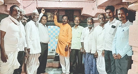 ಕಲಬುರಗಿ ತಾಲೂಕಿನ ಹೊನ್ನಕಿರಣಗಿ ಗ್ರಾಮದ  ತ್ರೆಲಿಂಗೇಶ್ವರ ದೇವಾಲಯದ ಐತಿಹಾಸಿಕ ಹಿನ್ನಲೆ ಕುರಿತು ಮುಡುಬಿ ಗುಂಡೇರಾವ ಮಾಹಿತಿ ನೀಡಿದರು. ಎಚ್​.ಬಿ.ಪಾಟೀಲ್​, ಶಿವಯೋಗೆಪ್ಪ ಬಿರಾದಾರ ಇತರರಿದ್ದರು. 