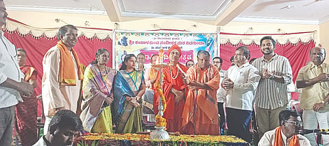 ನಿಡಗುಂದಾದಲ್ಲಿ ಹಮ್ಮಿಕೊಂಡಿದ್ದ ಕಾರ್ತಿಕ ದೀಪೋತ್ಸವ ಹಾಗೂ ಸುಮಂಗಲೆಯರಿಗೆ ಉಡಿತುಂಬುವ ಕಾರ್ಯಕ್ರಮವನ್ನು ಶ್ರೀ ಕರುಣೇಶ್ವರ ಶಿವಾಚಾರ್ಯರು ಉದ್ಘಾಟಿಸಿದರು. ಸಂತೋಷಿರಾಣಿ ಪಾಟೀಲï ತೆಲ್ಕೂರ, ಶ್ರೀ ಅಭಿನವ ರಾಚೋಟೇಶ್ವರ ಶಿವಾಚಾರ್ಯ, ಬಾಬು ಕುಂಬಾರ, ನಿಖಿತಾ ಕುಂಬಾರ, ನೀಲಮ್ಮ ಸ್ವಾಮಿ, ಲಲಿತಾ ಮಳ್ಳೂರ ಇತರರಿದ್ದರು.