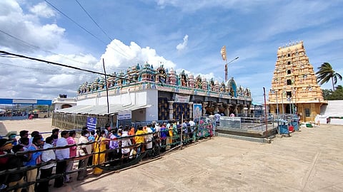 ಕೊಪ್ಪಳ ತಾಲೂಕಿನ ಹುಲಿಗಿಯ ಹುಲಿಗೆಮ್ಮ ದೇವಿ ದೇವಾಲಯದಲ್ಲಿ ದರ್ಶನಕ್ಕೆ ಭಕ್ತರು ಸರತಿ ಸಾಲಿನಲ್ಲಿ ನಿಂತಿರುವುದು.