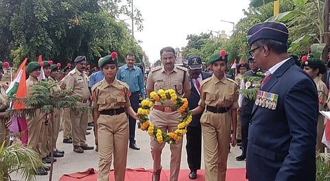  ನಾಗಮಂಗಲ ಪಟ್ಟಣದ ಶ್ರೀ ಸೌಮ್ಯಕೇಶವಸ್ವಾಮಿ ದೇವಸ್ಥಾನ ಮುಂಭಾಗದಲ್ಲಿ ಆಯೋಜಿಸಿದ್ದ ಕಾರ್ಗಿಲ್ ವಿಜಯ್ ದಿವಸ್ ಕಾರ್ಯಕ್ರಮದಲ್ಲಿ ಡಿವೈಎಸ್‌ಪಿ ಬಿ.ಚಲುವರಾಜು ಸ್ಮಾರಕ್ಕೆ ಪುಷ್ಪಗುಚ್ಛ ಅರ್ಪಿಸಿದರು.