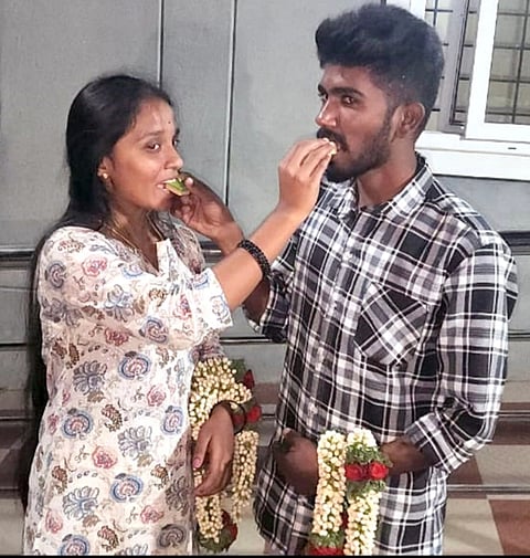 ಪ್ರೇಮಿಗಳು ಸಿಹಿ ತಿನ್ನಿಸಿಕೊಂಡು ಪರಸ್ಪರ ಹಾರ ಬದಲಾಯಿಸಿಕೊಳ್ಳುವ ಮೂಲಕ ಮದುವೆಯಾದರು