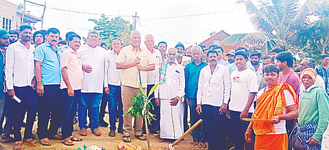 ಬಿಳಗುಂದ ಗ್ರಾಮದಲ್ಲಿ ಸಿಸಿ ರಸ್ತೆಗೆ ಸಚಿವ ಕೆ.ವೆಂಕಟೇಶ್ ಭೂಮಿಪೂಜೆ ನೆರವೇರಿಸಿದರು. ನಿತಿನ್ ವೆಂಕಟೇಶ್, ಟಿ.ಡಿ. ಸ್ವಾಮಿ, ಹೊಲದಪ್ಪ, ರೆಹಮದ್ ಜಾನ್ ಬಾಬು, ಧನರಾಜ್ ಇದ್ದರು.