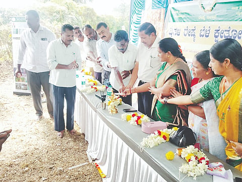 ಮರೂರು ಗ್ರಾಮದಲ್ಲಿ ರೇಷ್ಮೆ ಬೆಳಗಾರರ ದ್ವಿತಳಿ ರೇಷ್ಮೆ ಗೂಡಿನ ಕ್ಷೇತ್ರೋತ್ಸವ ಕಾರ್ಯಕ್ರಮವನ್ನು ಎಚ್.ಸಿ.ನಂಜುಂಡಸ್ವಾಮಿ ಉದ್ಘಾಟಿಸಿದರು. ಎಚ್.ಸಿ.ನಾಗೇಂದ್ರಪ್ಪ, ಕೆ.ಬಿ.ಚಂದ್ರಶೇಖರ್, ಮಾದೇಶ್, ಎಂ.ಎಸ್. ಶಿವಣ್ಣ, ಗೀತಾ, ಅಕ್ಕಯ್ಯಮ್ಮ ಇದ್ದರು.