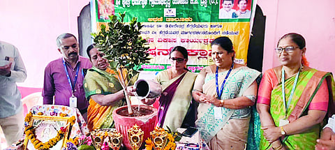 ಅರಟಾಳ ಗ್ರಾಮದ ಸರ್ಕಾರಿ ಪ್ರೌಢಶಾಲೆಯಲ್ಲಿ ಹಮ್ಮಿಕೊಂಡಿದ್ದ ವಿಶೇಷ ತರಗತಿಗಳ ಸಮಾರೋಪ ಸಮಾರಂಭವನ್ನು ಗಣ್ಯರು ಉದ್ಘಾಟಿಸಿದರು. ನಾಗರತ್ನಾ ಹೆಗಡೆ, ಸುಧಾ ನಾಯಕ, ಆಶಾ ಭರುಗೂರ ಇತರರಿದ್ದರು.