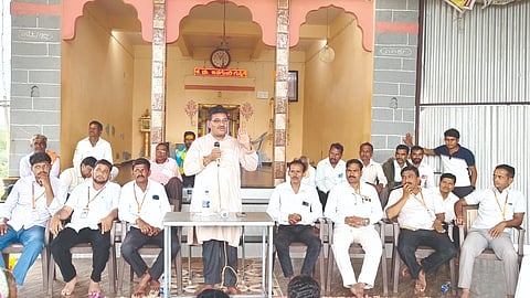 ಅರಟಾಳದಲ್ಲಿ ಹಮ್ಮಿಕೊಂಡಿದ್ದ ಪಂಚ ಗ್ಯಾರಂಟಿ ಯೋಜನೆಗಳ ಅನುಷ್ಠಾನ ಪ್ರಾಧಿಕಾರ ಸಭೆಯಲ್ಲಿ ಸಿದ್ಧಾರ್ಥ ಸಿಂಗೆ ಮಾತನಾಡಿದರು. ಮಡಿವಾಳಪ್ಪ ರಾಮಗೊಂಡ, ಹನುಮಂತ ಹಟ್ಟಿ, ಸಿದ್ದಪ್ಪ ಕೊಕಟನೂರ, ನಕುಶಾ ಗದಾಡೆ ಇತರರಿದ್ದರು.