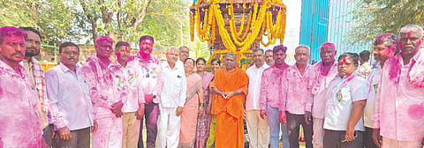 ನಂದಗಾಂವ ಗ್ರಾಮದಲ್ಲಿ ಸದಾಶಿವ ಅಜ್ಜನವರ ಜಾತ್ರಾ ಮಹೋತ್ಸವ ಅಂಗವಾಗಿ ಹಮ್ಮಿಕೊಂಡಿದ್ದ ರಥೋತ್ಸವಕ್ಕೆ ಮಹೇಶಾನಂದ ಸ್ವಾಮೀಜಿ ಚಾಲನೆ ನೀಡಿದರು. ಬಸಪ್ಪ ಗುಮಟಿ, ಮುತ್ತಪ್ಪ ಸಂತಿ, ಅಣ್ಣಪ್ಪ ಕಾತ್ರಾಳ, ಶ್ರೀಕಾಂತ ನಂದೇಶ್ವರ, ಮಂಗಲ ಗುಮಟಿ, ರಾಽಕಾ ಮಠಪತಿ ಇತರರಿದ್ದರು.