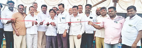 ಕೊಕಟನೂರ ಗ್ರಾಮದಲ್ಲಿ ಶ್ರಾವಣ ಮಾಸದ ಅಂಗವಾಗಿ ಹಮ್ಮಿಕೊಂಡಿದ್ದ ವಿವಿಧ ಸ್ಪರ್ಧೆಗಳ ಕಾರ್ಯಕ್ರಮವನ್ನು ಅರ್ಜುನ ಪೂಜಾರಿ ಉದ್ಘಾಟಿಸಿದರು. ಮಾನಸಿಂಗ್ ಮಗರ, ಸುಭಾಸ ಸೋನಕರ, ಅನಿಲ ಮುಳಿಕ ಇತರರಿದ್ದರು.