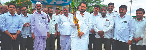 ಕೊಡಗಾನೂರ ಗ್ರಾಮದಲ್ಲಿ ಆರೋಗ್ಯ ಮತ್ತು ಸ್ವಾಸ್ಥ$್ಯ ಕೇಂದ್ರ ಕಟ್ಟಡ ಕಾಮಗಾರಿಗೆ ಶಾಸಕ ಲಕ್ಷ$್ಮಣ ಸವದಿ ಚಾಲನೆ ನೀಡಿದರು. ಬಾಬಾಸಾಬ ಅವತಾಡೆ, ಡಾ.ಎಸ್​.ಎಸ್​.ಗಡದೆ, ಡಾ.ಬಸವಗೌಡ ಕಾಗೆ, ವೆಂಕಪ್ಪ ಪಾಟೀಲ, ಜ್ಯೋತಿಬಾ ಚವ್ಹಾಣ ಇತರರಿದ್ದರು.