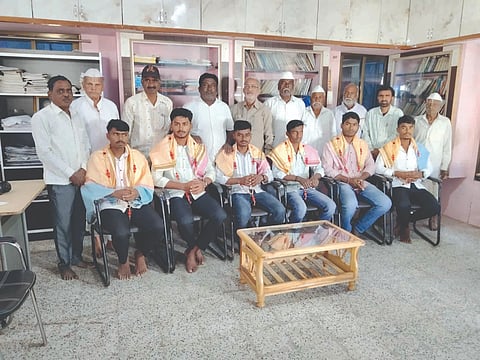 ಅಳಗವಾಡಿ ಗ್ರಾಮದ ಗ್ರಾಪಂನ ಅರಿವು ಕೇಂದ್ರದ ಗ್ರಂಥಾಲಯದಲ್ಲಿ ಅಗ್ನಿವೀರ ಸೈನಿಕರಾಗಿ ಆಯ್ಕೆಯಾದ 6 ಯುವಕರನ್ನು ಸನ್ಮಾನಿಸಲಾಯಿತು. ಮಹಾದೇವ ಶಿರಗೂರೆ, ಮಾರುತಿ ಪಡಚೆ, ಹನಮಂತ ಗುರವ ಇತರರಿದ್ದರು.
