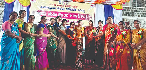 ಅಥಣಿ ಪಟ್ಟಣದಲ್ಲಿ ಹಮ್ಮಿಕೊಂಡಿದ್ದ ಆಹಾರ ಮೇಳ ಕಾರ್ಯಕ್ರಮವನ್ನು ಗಣ್ಯರು ಉದ್ಘಾಟಿಸಿದರು. ಮುರುಗೆವ್ವ ಗಡಾಲೋಟಿ, ಗೀತಾ ತೋರಿ ಮೋನಿಕಾ ತಾಂಬಟ ಇತರರಿದ್ದರು.