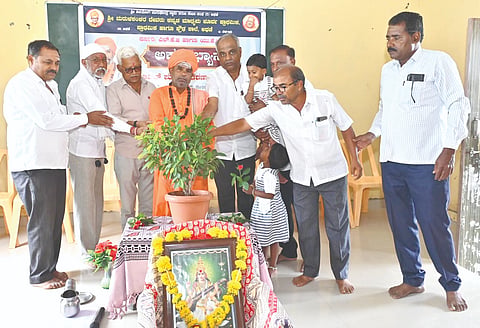 ಅಥಣಿ ಮರುಳಶಂಕರ ದೇವರು ಶಾಲೆಯಲ್ಲಿ ಹಮ್ಮಿಕೊಂಡಿದ್ದ ಡಿಜಿಟಲ್ ಪುಸ್ತಕ ವಿತರಣೆ ಕಾರ್ಯಕ್ರಮವನ್ನು ಗಣ್ಯರು ಉದ್ಘಾಟಿಸಿದರು. ಮರುಳಸಿದ್ದ ಸ್ವಾಮೀಜಿ, ಶಿವಾನಂದ ದಿವಾನಮಳ, ರಾಮನಗೌಡ ಪಾಟೀಲ, ಬಸು ಕೋಟಿ ಇತರರಿದ್ದರು.
