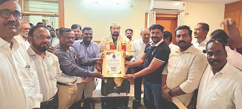 ಅಥಣಿ ಸರ್ಕಾರಿ ಪ್ರಥಮ ದರ್ಜೆ ಕಾಲೇಜಿನ ಅತಿಥಿ ಉಪನ್ಯಾಸಕರ ಒಕ್ಕೂಟದಿಂದ ಲಕ್ಷ್ಮಣ ಸವದಿ ಅವರನ್ನು ಸನ್ಮಾನಿಸಿ, ಮನವಿ ಸಲ್ಲಿಸಲಾಯಿತು. ಪಿ.ಎಲ್.ಪೂಜಾರಿ, ಶ್ರೀಶೈಲ ದೇವರೆಡ್ಡಿ, ಆರ್.ಎಸ್.ದೊಡ್ಡನಿಂಗಪ್ಪಗೋಳ, ವಿಜಯ ಕಾಂಬಳೆ, ಮಂಜುಳಾ ಇತರರಿದ್ದರು.