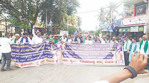 Protest ಬೈರಮಂಗಲ ಗ್ರಾಮದಲ್ಲಿ ರೈತರು ನಡೆಸುತ್ತಿರುವ ಪ್ರತಿಭಟನೆಗೆ ರಿಪಬ್ಲಿಕ್ ಪಾರ್ಟಿ ಆ್ ಇಂಡಿಯಾ ಹಾಗೂ ದಲಿತ ಪರ ಸಂಘಟನೆಗಳು ಬೆಂಬಲ ಸೂಚಿಸಿ ಪಾದಯಾತ್ರೆ ನಡೆಸಿದ್ದರು.
