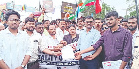 ಬಸವಕಲ್ಯಾಣದಲ್ಲಿ ನೀಟ್​ ಪರೀಕ್ಷೆ  ಸೂರಿಕೆ ಖಂಡಿಸಿ ಸ್ಟೂಡೆಂಟ್ಸ್​ ಇಸ್ಲಾಮಿಕ್​ ಆರ್ಗನೈಜೇಷನ್​ ಆಫ್​ ಇಂಡಿಯಾ(ಎಸ್​ಐಒ) ಹಾಗೂ ಸಾಲಿಡಾರಿಟಿ ಯೂತ್​ ಮೂವ್​ಮೆಂಟ್​(ಎಸ್​ವೈಎಂ) ಸಹಯೋಗದಲ್ಲಿ ಬೃಹತ್​ ಪ್ರತಿಭಟನಾ ರ‍್ಯಾಲಿ ನಡೆಸಿ  ತಹಸೀಲ್ದಾರ್​ ಡಾ.ದತ್ತಾತ್ರೇಯ ಗಾದಾ ಅವರಿಗೆ ಮನವಿಪತ್ರ ಸಲ್ಲಿಸಲಾಯಿತು. ಮುಜ್ತಾಹಿದ್​ ಓಮರ್​ ಖುರೇಶಿ, ಡಾ.ಜಬಿಯುಲ್ಲಾ ಖಾನ್​, ರಾಜೇಶ್ವರಿ ವರ್ದನ್​, ಅಸದ್​ ಉಲ್ಲಾ ಖಾನ್​, ರಿಯಾಜ್​ ಪಟೇಲ್​, ಜುಲ್ಫಿಕಾರ್​ ಚಾಬುಕಸವಾರ ಇತರರಿದ್ದರು.