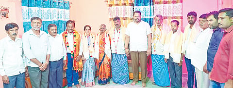 ಬೆಟ್ಟದಪುರ ಸಮೀಪದ ಚಪ್ಪರದಹಳ್ಳಿ ಗ್ರಾಮದಲ್ಲಿ ಆಯೋಜಿಸಿದ ಅಭಿನಂದನಾ ಸಮಾರಂಭದಲ್ಲಿ ಸೊಸೈಟಿಗೆ ಆಯ್ಕೆಯಾದ ಜೆಡಿಎಸ್ ಬೆಂಬಲಿತ ನಿರ್ದೇಶಕರಿಗೆ ಮೈಮುಲ್ ಮಾಜಿ ಅಧ್ಯಕ್ಷ ಪಿ.ಎಂ ಪ್ರಸನ್ನ ಅಭಿನಂದನೆ ಸಲ್ಲಿಸಿದರು. ಸಿ.ಎಸ್.ಕುಶಾಲ, ಸುರೇಶ್, ಸಂಗೀತಾ ವೆಂಕಟೇಶ್, ಮಂಜೇಗೌಡ ಇತರರು ಇದ್ದರು.