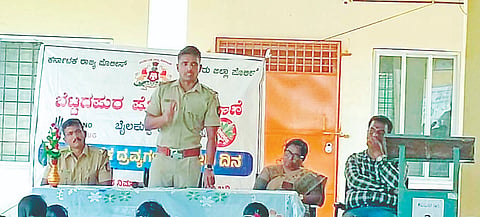   ಬೆಟ್ಟದಪುರದ ಸರ್ಕಾರಿ ಪದವಿ ಪೂರ್ವ ಕಾಲೇಜಿನಲ್ಲಿ ಆಯೋಜಿಸಿದ್ದ ಮಾದಕ ದ್ರವ್ಯಗಳು ಹಾಗೂ ಮನೋವಿಕಾರಕ ಪದಾರ್ಥಗಳ ದುಷ್ಪರಿಣಾಮಗಳ ಕುರಿತು ಜಾಗೃತಿ ಕಾರ್ಯಕ್ರಮದಲ್ಲಿ ಸಬ್ ಇನ್‌ಸ್ಪೆಕ್ಟರ್ ಅಜಯ್ ಕುಮಾರ್ ಮಾತನಾಡಿದರು. ಪಿಎಸ್‌ಐ ಕಿರಣ್,  ಕೌಸಲ್ಯಾದೇವಿ ಇತರರಿದ್ದರು.