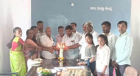 ದೊಡ್ಡಬಳ್ಳಾಪುರ ಮೋಪರಹಳ್ಳಿ ಡೇರಿ ಸದಸ್ಯರ ಸಾಮಾನ್ಯ ಸಭೆಯಲ್ಲಿ ಅಧ್ಯಕ್ಷ ಮುನಿ ಆಂಜಿನಪ್ಪ, ಉಪಾಧ್ಯಕ್ಷ ಹನುಮಂತ ಗೌಡ, ಕಾರ್ಯನಿರ್ವಾಹಕ ಡಾ.ಎಂ.ಚಿಕ್ಕಣ್ಣ, ನಿರ್ದೇಶಕರಾದ ರಾಮಪ್ಪ, ಕೃಷ್ಣಪ್ಪ, ಮುನಿಕೃಷ್ಣ್ಣ, ಮಾರಪ್ಪ, ನಾರಾಯಣಪ್ಪ, ಅಕ್ಕಮ್ಮ, ಭಾಗ್ಯಮ್ಮ, ವೆಂಕಟಲಕ್ಷ$್ಮಮ್ಮ, ಸದಸ್ಯರಾದ ಪ್ರಮೀಳಾ, ನಾಗೇಶ್​ ಮತ್ತಿತರರು ಇದ್ದರು.