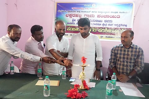 ಭಕ್ತರಹಳ್ಳಿ ಗ್ರಾಪಂನಲ್ಲಿ ಹಮ್ಮಿಕೊಂಡಿದ್ದ ಪ್ರಗತಿ ಪರಿಶೀಲನಾ ಸಭೆಯನ್ನು ಶಾಸಕ ಧೀರಜ್​ ಮುನಿರಾಜು ಉದ್ಘಾಟಿಸಿದರು. ತಾಪಂ ಇಒ ಮಂಜುನಾಥ್​ ಹರ್ತಿ, ಮುಖಂಡರಾದ ಸಿದ್ದಲಿಂಗಯ್ಯ, ಕೃಷ್ಣಮೂರ್ತಿ, ಗ್ರಾಪಂ ಅಧಿಕಾರಿಗಳು, ಸಿಬ್ಬಂದಿ, ಸಾರ್ವಜನಿಕರು ಇದ್ದರು.