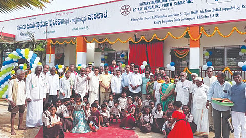 ದೊಡ್ಡಬಳ್ಳಾಪುರ ಕೋಳೂರಿನ ಸರ್ಕಾರಿ ಹಿರಿಯ ಪ್ರಾಥಮಿಕ ಶಾಲೆಯಲ್ಲಿ ನೂತನವಾಗಿ ನಿರ್ಮಿಸಲಾದ ಶಾಲಾ ಕೊಠಡಿಗಳನ್ನು ಶಾಸಕ ಧೀರಜ್​ ಮುನಿರಾಜು ಉದ್ಘಾಟಿಸಿ ಮಕ್ಕಳೊಂದಿಗೆ ಫೋಟೋ ಕ್ಲಿಕ್ಕಿಸಿಕೊಂಡರು. ಕಂಪನಿ ಅಧಿಕಾರಿಗಳಾದ ಸೋಮೇಶ್​ ಚಂದ್​, ಎಸೆಂತುರ್ಕ್​, ಮುಖಂಡರಗಳಾದ ನಂಜೇಗೌಡ, ವಸಂತ್​, ರಾಜು, ಮುನಿರಾಜು, ಅನುಸೂಯಮ್​, ಗೀತಾ, ಕೇಶವಮೂರ್ತಿ, ಮೋಹನ ಮೂರ್ತಿ, ಯಶೋದಮ್ಮ, ಲಲಿತಮ್ಮ, ಲಕ್ಷ$್ಮಣ, ರಾಮಚಂದ್ರಪ್ಪ, ವಕೀಲ ನಾಗರಾಜು ಇದ್ದರು.