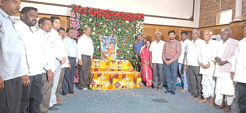   ಗದಗ ಜಿಲ್ಲಾಡಳಿತ ಭವನದಲ್ಲಿ  ಶ್ರೀಭಗೀರಥ ಜಯಂತಿ ಜರುಗಿತು. ಸಿ.ಎನ್​. ಶ್ರಿಧರ, ಮಂಜುನಅಥ ಹುಯಿಲಗೋಳ, ಡಾ. ದುರಗೇಶ ಕೆ. ಆರ್​, ಸಿ. ಆರ್​. ಮುಂಡರಗಿ, ನಂದಾ ಹಣಬರಹಟ್ಟಿ, ವಸಂತ ಮಡ್ಲೂರ, ರಾಜು ಸೊಪಡ್ಲ, ಬಿ. ಎಫ್​. ಉಪ್ಪಾರ, ರಾಜು ಗಡ್ಡಿ, ಭೀಮನಗೌಡ ಪಾಟೀಲ, ಹನುಮಂತಪ್ಪ ಗರಗ, ಚನ್ನಬಸವ್ವ ಸಾವಕ್ಕನವರ ಇತರರು ಇದ್ದರು.