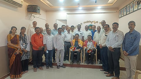  ಜಿಲ್ಲಾ ವಾಣಿಜ್ಯೋದ್ಯಮ ಸಂಸ್ಥೆಯು ಏಪ್ರಿಲ್​ ಎರಡನೇ ವಾರದಲ್ಲಿ ಹಮ್ಮಿಕೊಳ್ಳುತ್ತಿರುವ ಬೃಹತ್​ ಉದ್ಯೋಗ ಮೇಳ ಕುರಿತು ಕೆ.ಎಚ್​. ಪಾಟೀಲ ಸಭಾಭವನದಲ್ಲಿ ಜರುಗಿದ ಪೂರ್ವಭಾವಿ ಸಭೆಯಲ್ಲಿ ಸಾಧಕರನ್ನು ಸನ್ಮಾನಿಸಲಾಯಿತು. ನಟರಾಜ ಮೂರಶಿಳ್ಳಿ, ಶರಣಬಸಪ್ಪ ಗುಡಿಮನಿ, ಚನ್ನವಿರಪ್ಪ ಪ್ರಭಣ್ಣ ಹುಣಸಿಕಟ್ಟಿ, ಭರಮಪ್ಪ ಬಡಪ್ಪಳವರ, ಕೊಟ್ರಗೌಡ ಹಿರೇಗೌಡ್ರ, ಅಜಯಕುಮಾರ ಸಿ., ಜಗದೀಶಸಿಂಗ ಬ್ಯಾಳಿ,  ಶರಣಬಸವರಾಜ ಅಂಗಡಿ, ಭಾಗ್ಯಶ್ರೀ ವಿ. ಎಂ, ಶಿವಪ್ಪ ಕುರಿ, ಕಿಶೋರ ರಾಯ್ಕರ ಇತರರು ಇದ್ದರು. 