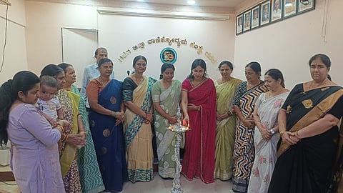   ಗದಗ ಜಿಲ್ಲಾ ವಾಣಿಜ್ಯೋದ್ಯಮ ಸಂಸ್ಥೆಯಲ್ಲಿ ಏರ್ಪಡಿಸಿದ್ದ ಆರೋಗ್ಯ ಕುರಿತು ವಿಚಾರ ಸಂಕಿರಣವನ್ನು ಡಾ.  ರಚನಾ ದಾಡಿಬಾವಿ ಉದ್ಘಾಟಿಸಿದರು. ಸ್ನೇಹಾ ಪಾಟೀಲ, ಜ್ಯೋತಿ ರಾಮನಗೌಡ ದಾನಪ್ಪಗೌಡ್ರ, ನಂದಾ ಚಂದ್ರು ಬಾಳಿಹಳ್ಳಿಮಠ, ರ್ಪೂಣಿಮಾ ಆಟದ, ರೇಣುಕಾ ಲಿಂಗರಾಜ ಅಮಾತ್ಯ ಇತರರು ಇದ್ದರು.