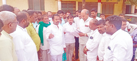 ಗುಳೇದಗುಡ್ಡ ತಾಲೂಕಿನ ಲಾಯದಗುಂದಿ ಗ್ರಾಮದಲ್ಲಿ ಕರ್ನಾಟಕ ಪಬ್ಲಿಕ್ ಸ್ಕೂಲ್ ಸ್ಥಾಪನೆಗೆ ಜಾಗೆ ಶಾಸಕರ ಭೀಮಸೇನ ಚಿಮ್ಮನಕಟ್ಟಿ ಪರಿಶೀಲಿಸಿದರು. ಕ್ಷೇತ್ರ ಶಿಕ್ಷಣಾಧಿಕಾರಿ ಕೇಶವ ಪೆಟ್ಲೂರ, ಶಾಲೆಯ ಎಸ್‌ಡಿಎಂಸಿ ಉಪಾಧ್ಯಕ್ಷ ಅಧ್ಯಕ್ಷ ಬಸವರಾಜ ಗೋನಾಳ, ಅಕ್ಷರ ದಾಸೋಹ ಅಧಿಕಾರಿ ಮಹಾಂತೇಶ ನರೆಗಲ್ಲ ಇದ್ದರು.