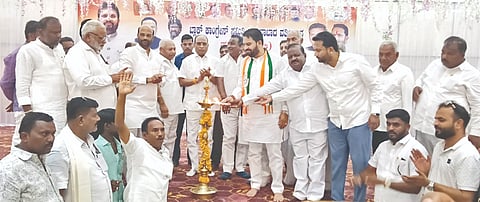 ಹಳ್ಳಿಖೇಡ(ಬಿ)ದಲ್ಲಿ ಗುರುವಾರ ಆಯೋಜಿಸಿದ್ದ ಜಿಪಂ ವೃತ್ತದ ಕಾಂಗ್ರೆಸ್​ ಕಾರ್ಯಕರ್ತರ ಸಮಾವೇಶವನ್ನು ಮಾಜಿ ಸಚಿವ ರಾಜಶೇಖರ ಪಾಟೀಲ್​ ಉದ್ಘಾಟಿಸಿದರು. ಅರವಿಂದ ಅರಳಿ, ಅಭಿಷೇಕ ಪಾಟೀಲ್​, ಧನರಾಜ ತಾಳಂಪಳ್ಳಿ, ಕೇಶವರಾವ ತಳಟಕರ, ದಿಲೀಪಕುಮಾರ ತಾಳಂಪಳ್ಳಿ, ಲಕ್ಷ$್ಮಣರಾವ ಬುಳ್ಳಾ, ಮಲ್ಲಿಕಾರ್ಜುನ ಪ್ರಭಾ, ರಮೇಶ ಡಾಕುಳಗಿ ಇತರರಿದ್ದರು.