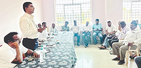 ಎಚ್.ಡಿ.ಕೋಟೆ ಪಟ್ಟಣದ ತಾಲೂಕು ಆಡಳಿತ ಸೌಧದ ಸಭಾಂಗಣದಲ್ಲಿ ಡಾ.ಬಿ.ಆರ್.ಅಂಬೇಡ್ಕರ್ ಜಯಂತಿ ಕಾರ್ಯಕ್ರಮದ ಪೂರ್ವಭಾವಿ ಸಭೆಯಲ್ಲಿ  ತಹಸೀಲ್ದಾರ್ ಶ್ರೀನಿವಾಸ್ ಮಾತನಾಡಿದರು.   ಧರಣೇಶ್, ಇಟ್ನಾ ರಾಜಣ್ಣ, ಸೋಗಹಳ್ಳಿ ಶಿವಣ್ಣ ಎಂ.ಡಿ.ಮಂಚಯ್ಯ, ಪಿ.ನಾಗರಾಜು, ಜಿವಿಕ ಬಸವರಾಜು ಇತರರು ಇದ್ದರು.